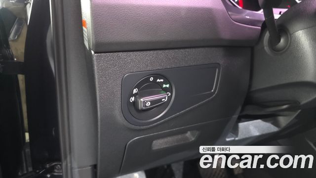 Volkswagen Tiguan 2.0 TDI 프리미엄 2018 thumbnail 18