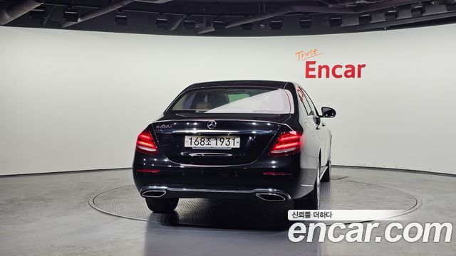 Mercedes-Benz E-Class E220d 익스클루시브 2017 thumbnail 4