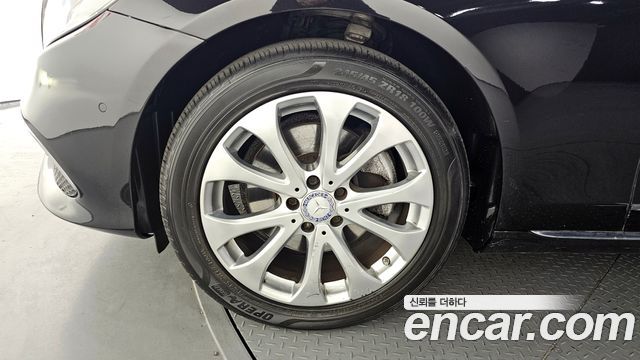 Mercedes-Benz E-Class E220d 익스클루시브 2017 thumbnail 5