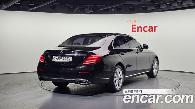 Mercedes-Benz E-Class E220d 익스클루시브 2017 thumbnail 2
