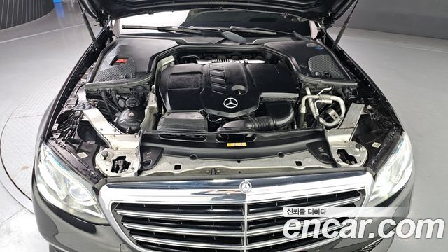 Mercedes-Benz E-Class E220d 익스클루시브 2017 thumbnail 6