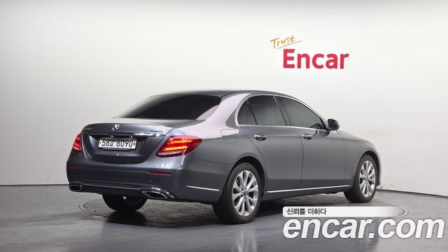 Mercedes-Benz E-Class E220d 4MATIC 익스클루시브 2017 thumbnail 2