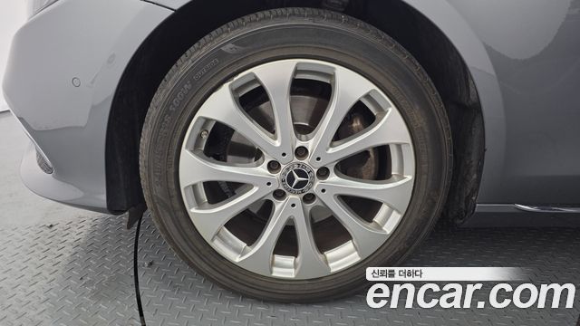 Mercedes-Benz E-Class E220d 4MATIC 익스클루시브 2017 thumbnail 5