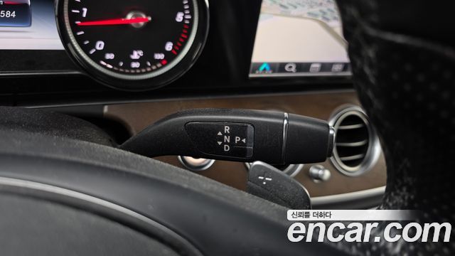 Mercedes-Benz E-Class E220d 4MATIC 익스클루시브 2017 thumbnail 9