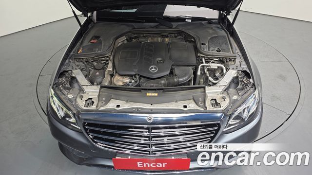 Mercedes-Benz E-Class E220d 4MATIC 익스클루시브 2017 thumbnail 6