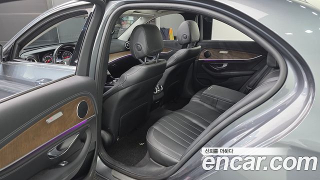 Mercedes-Benz E-Class E220d 4MATIC 익스클루시브 2017 thumbnail 11
