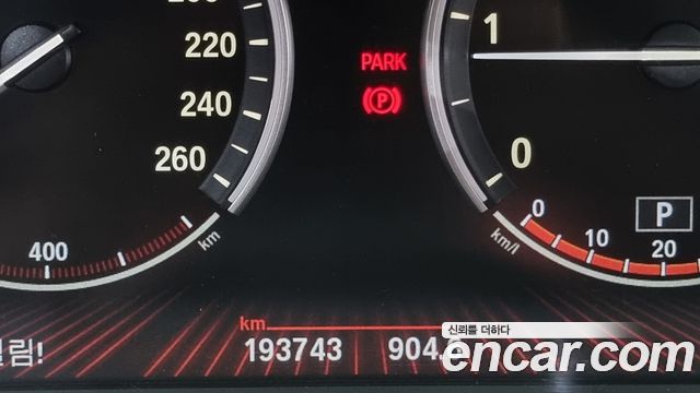 BMW 5-Series 520d 2011 thumbnail 8