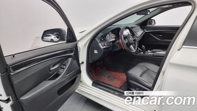 BMW 5-Series 520d 2011 thumbnail 11