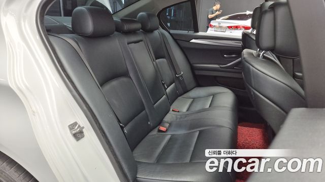 BMW 5-Series 520d 2011 thumbnail 12