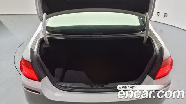 BMW 5-Series 520d 2011 thumbnail 20