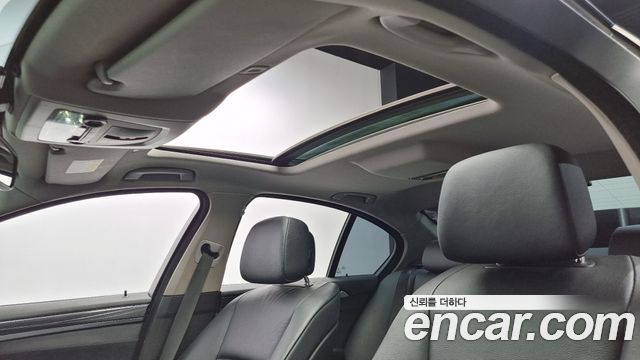 BMW 5-Series 520d 2011 thumbnail 19