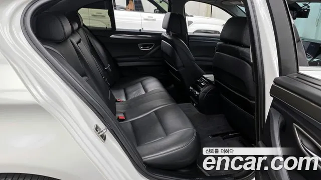 BMW 5-Series 528i Luxury Plus 2016 thumbnail 16