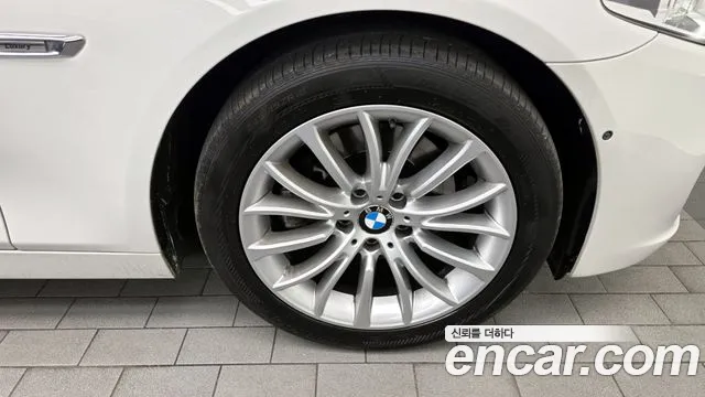 BMW 5-Series 528i Luxury Plus 2016 thumbnail 4