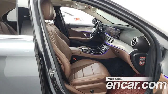 Mercedes-Benz E-Class E300 AMG Line 2017 thumbnail 10