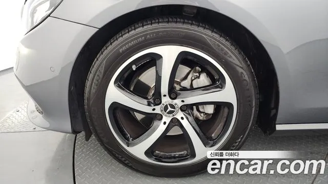 Mercedes-Benz E-Class E250  2020 thumbnail 5