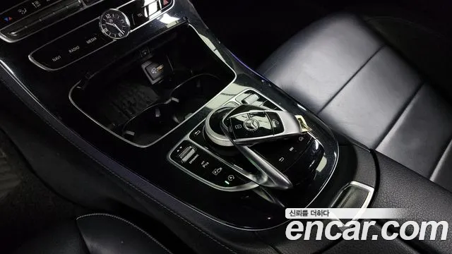 Mercedes-Benz E-Class E300 2019 thumbnail 5