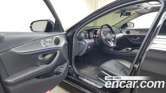 Mercedes-Benz E-Class E300 2019 thumbnail 6