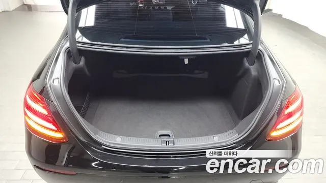 Mercedes-Benz E-Class E300 2019 thumbnail 11