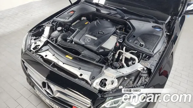 Mercedes-Benz E-Class E300 2019 thumbnail 14