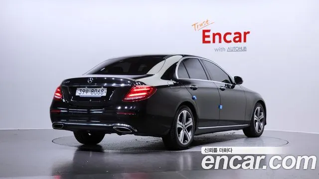 Mercedes-Benz E-Class E300 2019 thumbnail 3