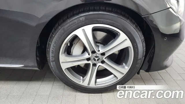 Mercedes-Benz E-Class E300 2019 thumbnail 20