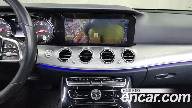 Mercedes-Benz E-Class E300 2019 thumbnail 17
