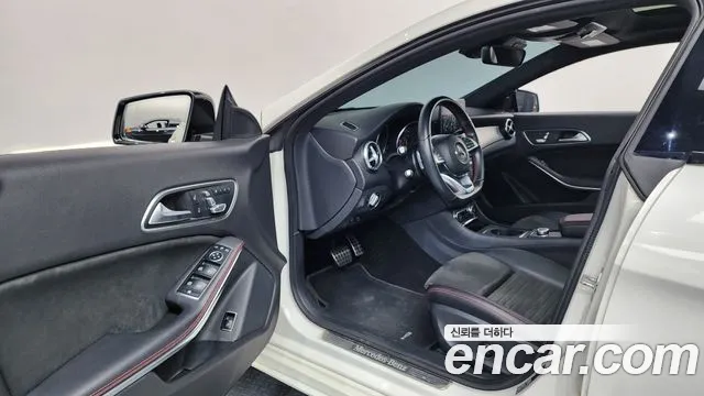 Mercedes-Benz CLA-Class CLA250 4MATIC AMG Line 2017 thumbnail 8