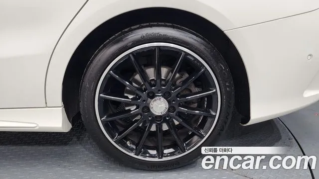 Mercedes-Benz CLA-Class CLA250 4MATIC AMG Line 2017 thumbnail 6