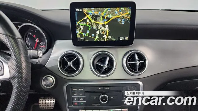 Mercedes-Benz CLA-Class CLA250 4MATIC AMG Line 2017 thumbnail 10