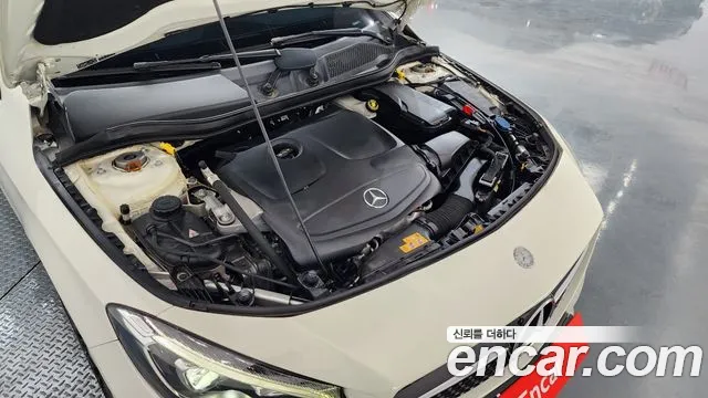 Mercedes-Benz CLA-Class CLA250 4MATIC AMG Line 2017 thumbnail 5