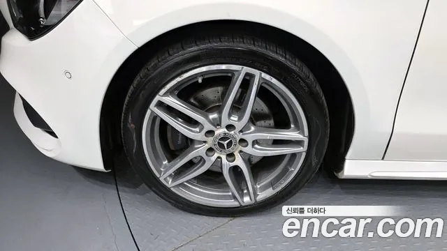 Mercedes-Benz CLA-Class CLA220 AMG Line 2018 thumbnail 6