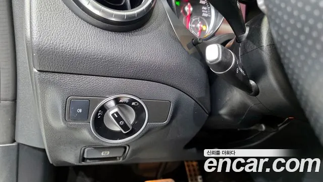 Mercedes-Benz CLA-Class CLA220 AMG Line 2018 thumbnail 8