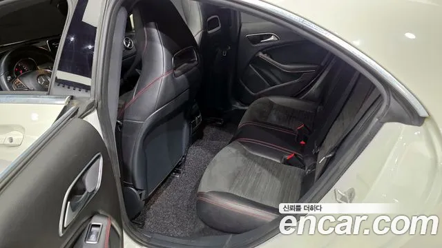 Mercedes-Benz CLA-Class CLA220 AMG Line 2018 thumbnail 11