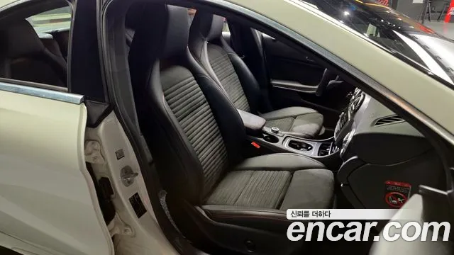 Mercedes-Benz CLA-Class CLA220 AMG Line 2018 thumbnail 20
