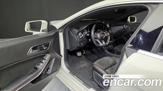 Mercedes-Benz CLA-Class CLA220 AMG Line 2018 thumbnail 18