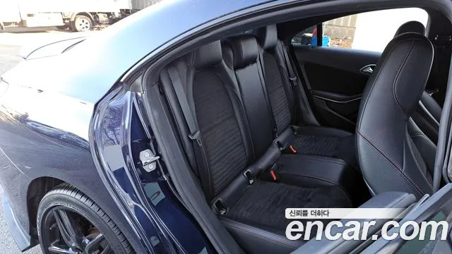 Mercedes-Benz CLA-Class CLA220 AMG Line 2018 thumbnail 3