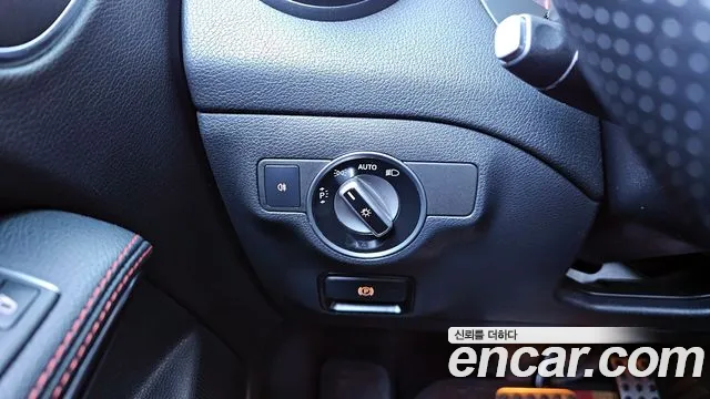 Mercedes-Benz CLA-Class CLA220 AMG Line 2018 thumbnail 4