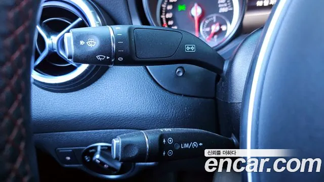 Mercedes-Benz CLA-Class CLA220 AMG Line 2018 thumbnail 7