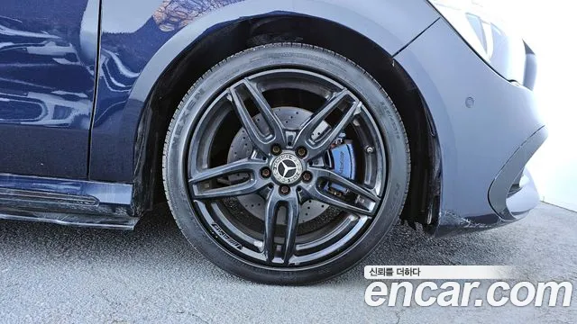 Mercedes-Benz CLA-Class CLA220 AMG Line 2018 thumbnail 24