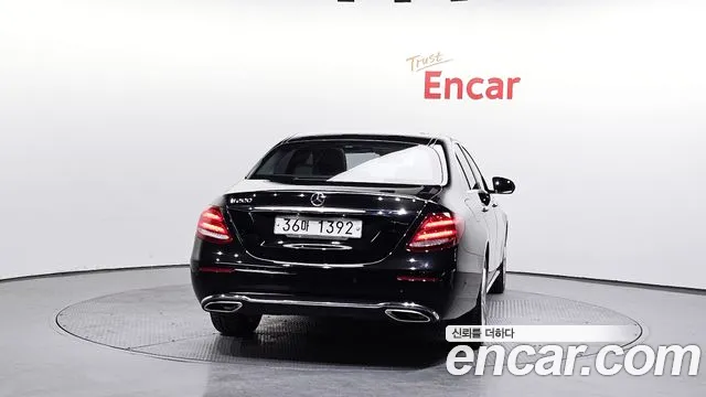 Mercedes-Benz E-Class E200 2017 thumbnail 4