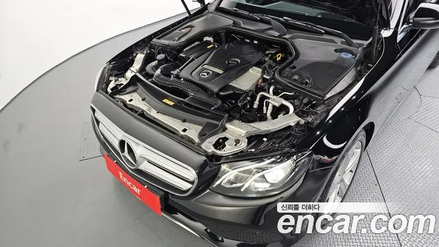 Mercedes-Benz E-Class E200 2017 thumbnail 5