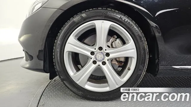 Mercedes-Benz E-Class E200 2017 thumbnail 19