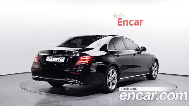 Mercedes-Benz E-Class E200 2017 thumbnail 3