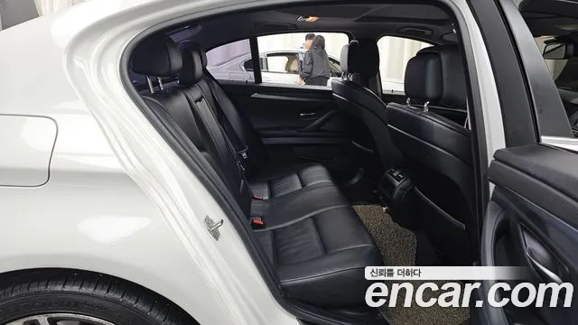 BMW 5-Series 525d 2013 thumbnail 9