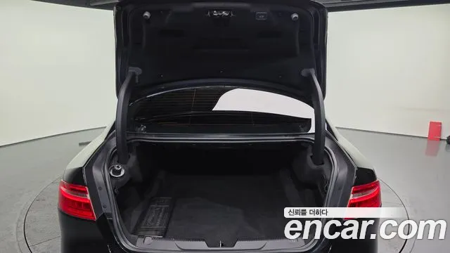 Jaguar XE 20d 2016 thumbnail 6