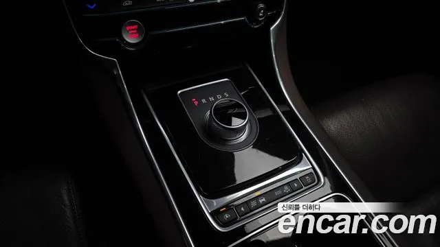 Jaguar XE 20d 2016 thumbnail 16