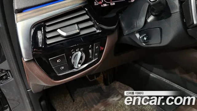 BMW 5-Series 520d 2020 thumbnail 16