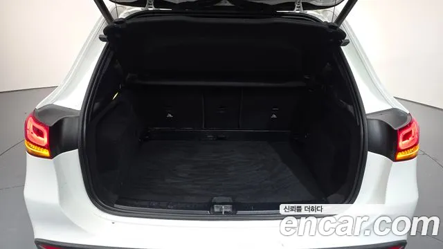 Mercedes-Benz GLA-Class GLA220 2021 thumbnail 3